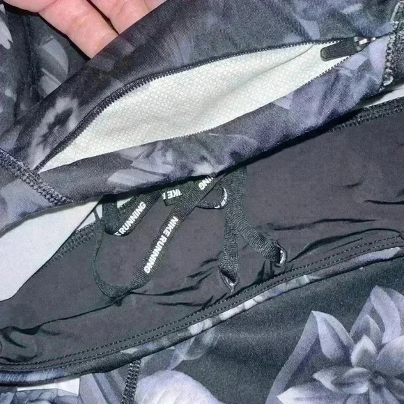 Nike- Dri-Fit Lux Leggings in Black Photo Floral Size Medium - Picture 4 of 4